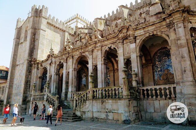 4-hour sightseeing tour in Porto - Stop 4: Porto Cathedral and the Romanesque Backbone