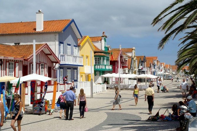Aveiro Small Group Tour with Typical Boat Ride, offer wine bottle - Getting to Aveiro: pickup in Porto vs. the Clerigos meeting spot