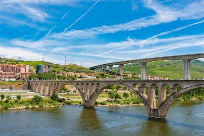 Boat Trip to Régua Through the Douro Valley with Breakfast and Lunch - Crestuma–Lever Dam Crossing: The Douro’s Engineering Moment