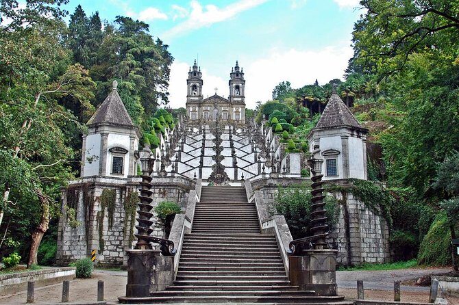 Braga and Guimarães Small Group Tour with Lunch From Porto - Stop 5: Guimarães Castle and the views that explain defense