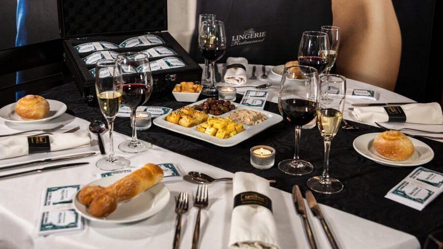 Coimbra: Erotic Cabaret Show and Dinner - Welcome wine and appetizers: the smooth start to a sensory evening