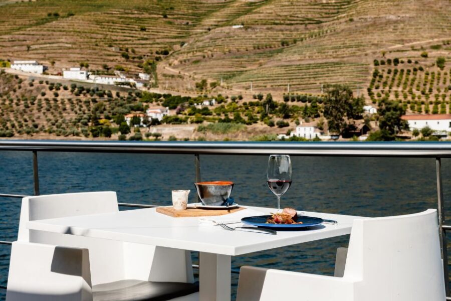 Douro Luxury - Private Cruise Premium Winery and Restaurant - The private boat cruise from Pinhão: sparkling or Port on the Douro