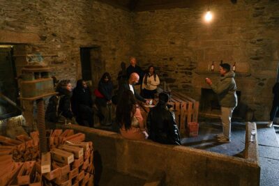 DOURO VALLEY: Lunch in a winery, tastings & 1-h private boat tour - Pinhão by boat: seeing the terraced vines from the river