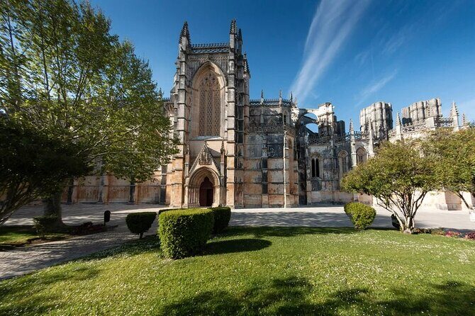 Fátima, Batalha, Alcobaça and Nazaré Private Tour - Nazaré: fishing-town charm, lunch choices, and wave reality