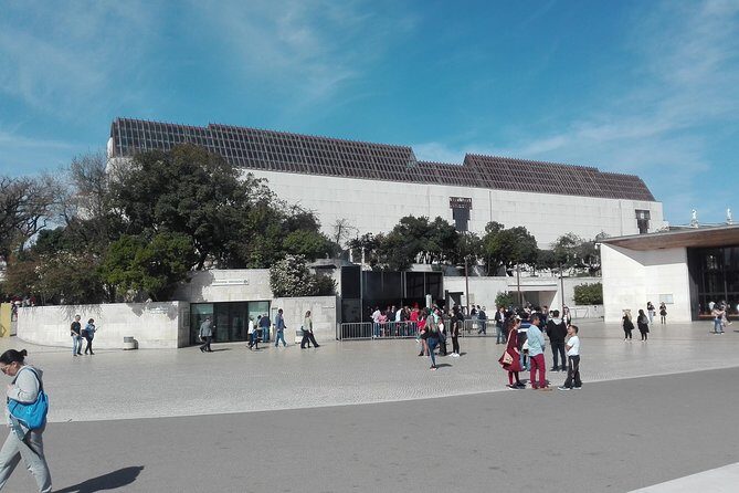 Fátima Sanctuary and Pastorinhos Village, half-day from Coimbra - Basilica of the Holy Trinity: a change in pace and focus