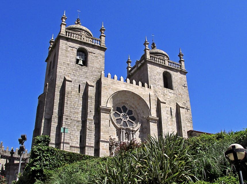 From Lisbon: Porto City Tour and Wine Tasting - Sé do Porto Cathedral: A Three-Style World in One Monument