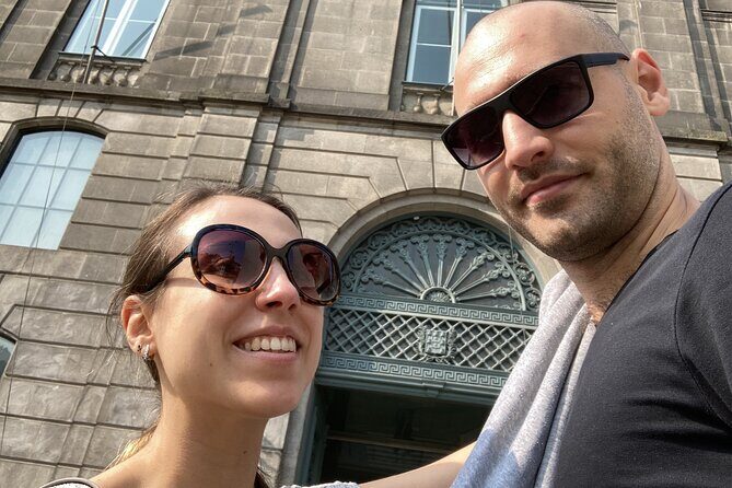 Love in Porto: Self-Guided Romantic Puzzle Walk - Where the game starts: Fonte dos Leões and a quick warm-up