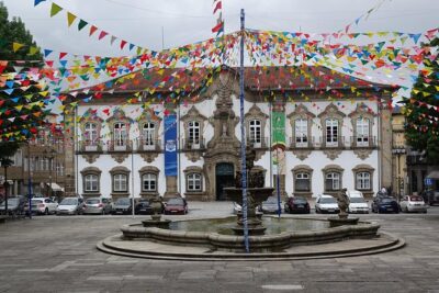 Minho Tour small group, Braga, Ponte de Lima, Viana, Vinho Verde Winery & Lunch - Braga center and the sweets stop: cathedral city energy, minus the scramble