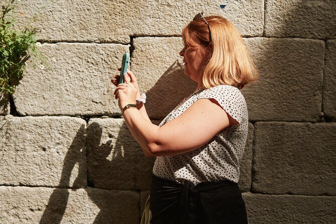 Mobile Photography through Porto hidden streets - Your phone photography training, led by João