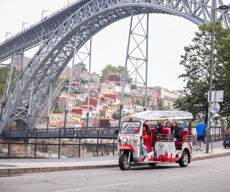 Oporto Tuk Tuk Tour: Among bridges and mysteries - 1.30h - Meeting at Sé do Porto: finding the driver near Vímara Peres