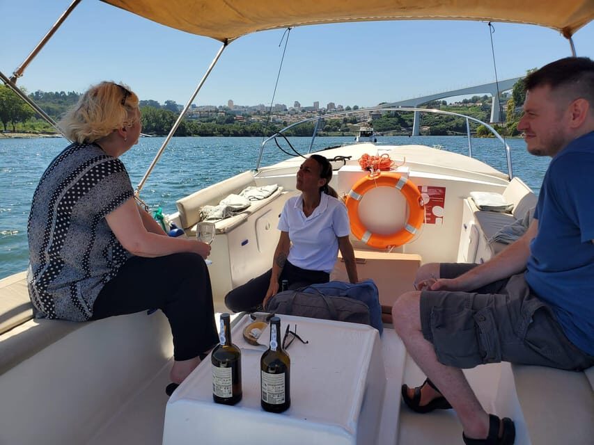 Passeio Barco 6 Pontes Douro com degustação vinho do Porto - Port wine tasting and snacks: a small experience that makes the cruise feel complete