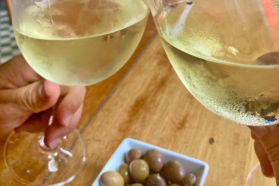 Port wine & wine walking tour with culture - max 8 pax - Green wine tasting in Porto: why breakfast wine is a Northern tradition
