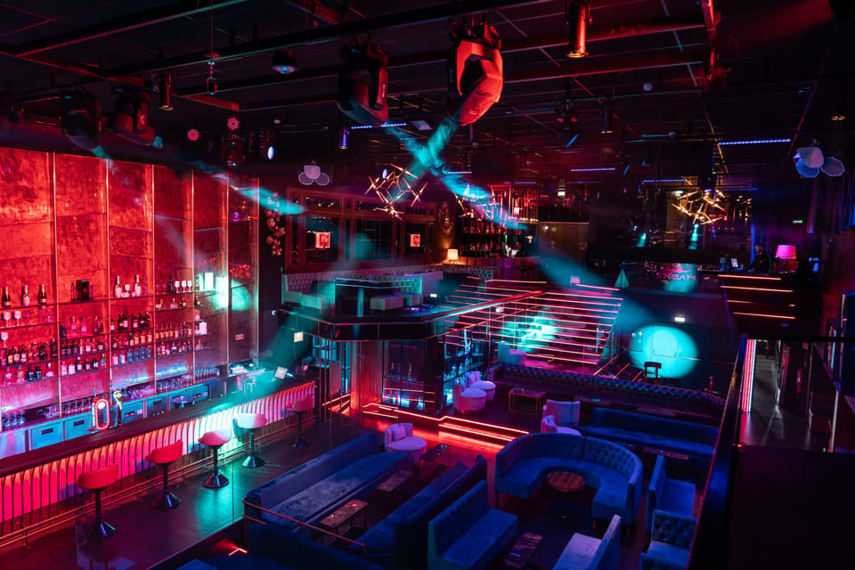 Porto: Cabaret & Pole Shows, with a Welcome Drink! - The Show: Cabaret Performances With Pole Acts
