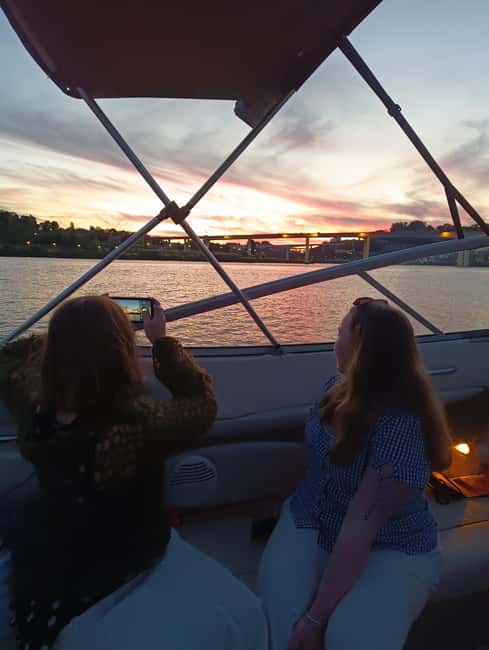 Porto: Douro River Boat Tour with Port Wine Tasting - Comfort, Guide Style, and Group Size: Why This Feels Different