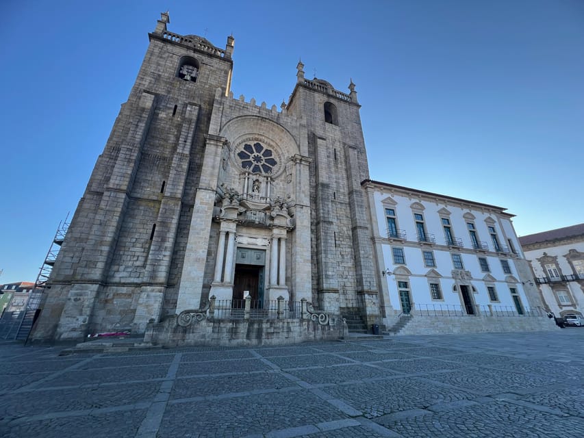 Porto: Guided City Highlights Walking Tour - Rua das Flores and Liberdade Square: the walk is part of the show