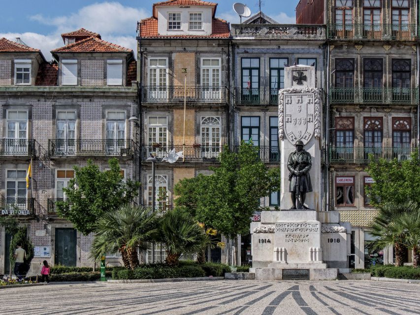 Porto: Historic e-Bike Tour with a guide - Livraria Lello and São Bento: iconic interiors you recognize instantly
