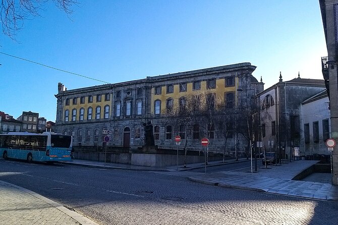 Porto private afternoon tour, discover the most iconic attractions - Carmo and Carmelites: Baroque churches plus the hidden house