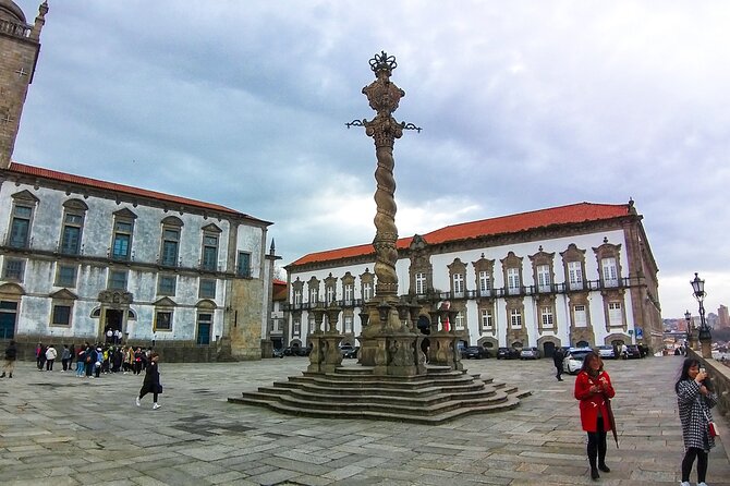 Porto private afternoon tour, discover the most iconic attractions - Torre dos Clérigos and Lello: iconic stops, with ticket reality