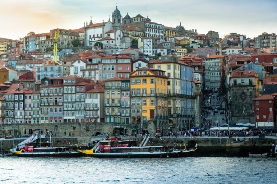 Porto Private Walking tour - São Bento Station to Porto Cathedral (Sé): big sights with guided context
