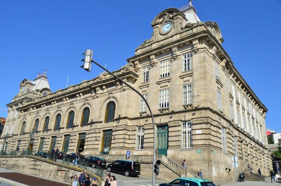Porto Private Walking tour - Mercado do Bolhão and the downtown classics: wine culture meets local habits
