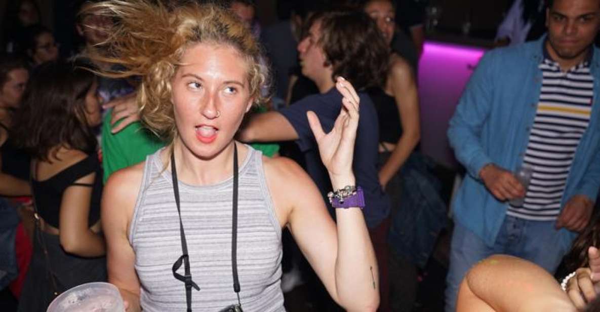 Porto: Pub Crawl with 6 Drinks and VIP Club Entry - Bar hopping in Galerias: how the stops work in real life