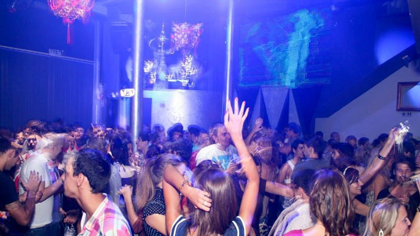 Porto: Pub Crawl with 6 Drinks and VIP Club Entry - Drinks as part of the price: is $19 actually good value?