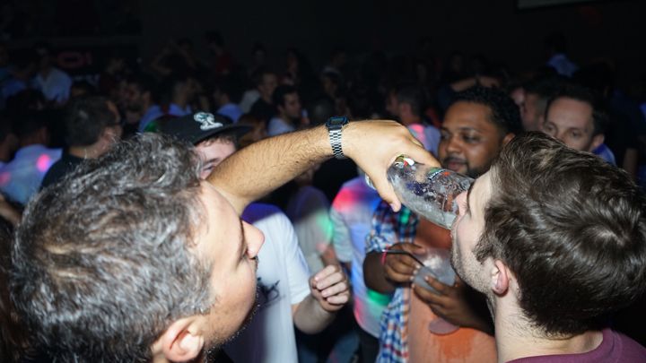 Porto: Pub Crawl with 6 Drinks and VIP Club Entry - Who this Porto pub crawl is for (and who should skip)