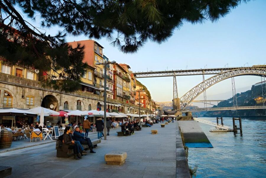 Porto Ribeira and highlights Private Walking Tour - Infante D Henrique Square: viewpoint energy and photo timing