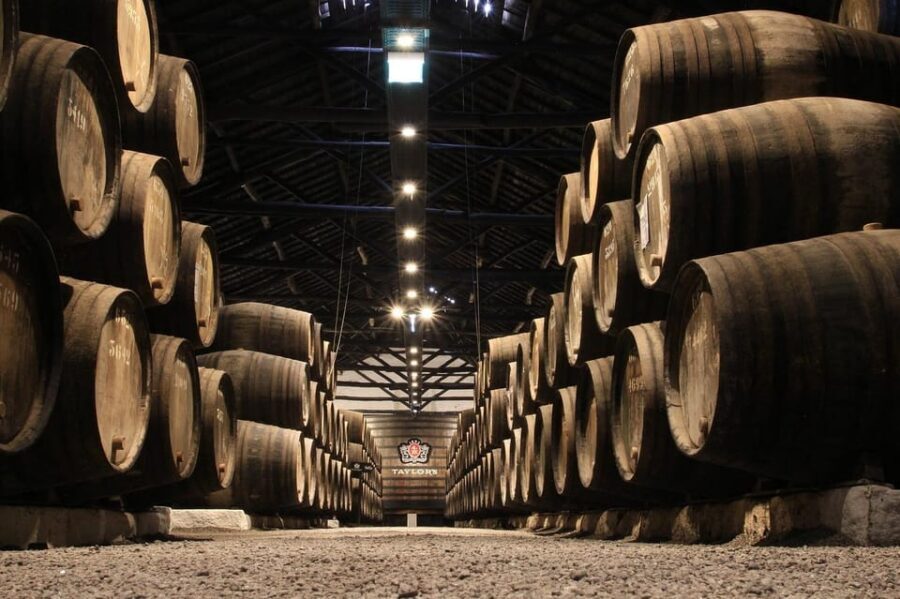 Porto: Sunset Walking Tour with Port Wine Tasting - The guide matters: what you’ll likely learn (and what can vary)