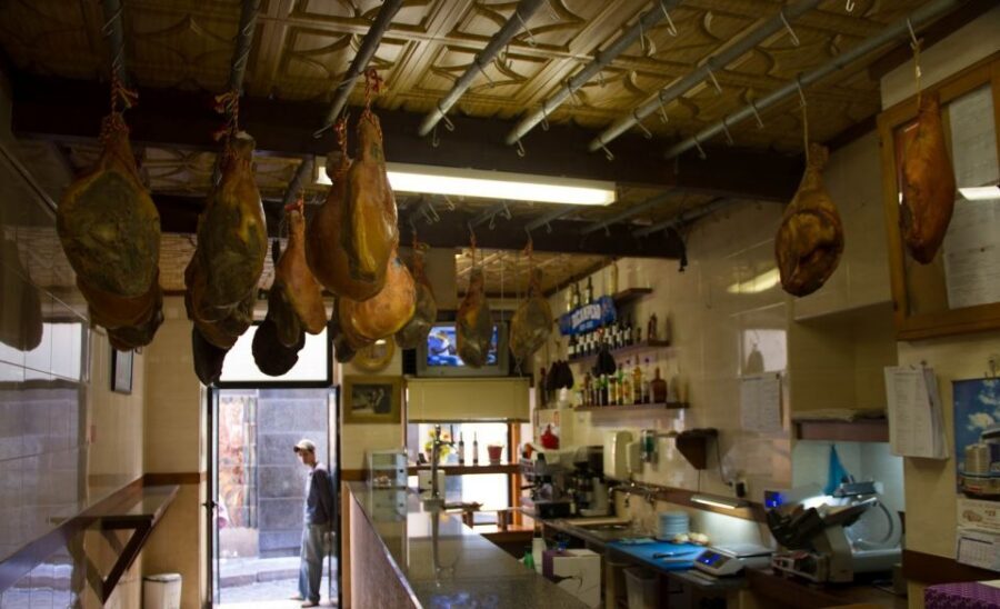 Porto: Tapas Tour (3h30) - Mercado do Bolhão meeting point: where the Porto food walk begins