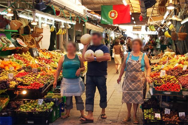 Porto: Tapas Tour (3h30) - Stop 1: Mercado do Bolhão and the vendor side of Porto