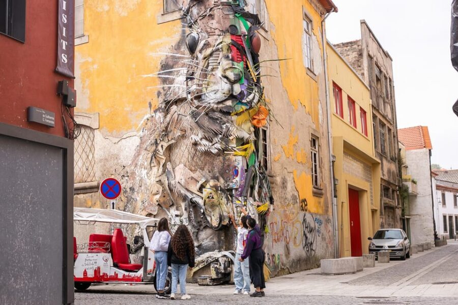 Porto Tour: A tour, a thousand stories in Tuk Tuk - 3h - Markets and Gastronomy Time Without the Rush