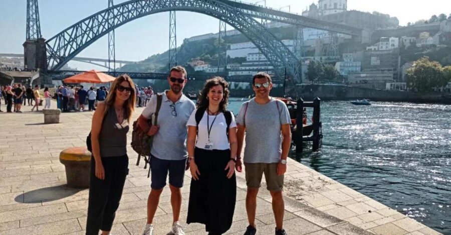 Porto tour with Port Wine tasting in a hidden wine cellar! - Walking from Trindade toward Sé: the best kind of city orientation