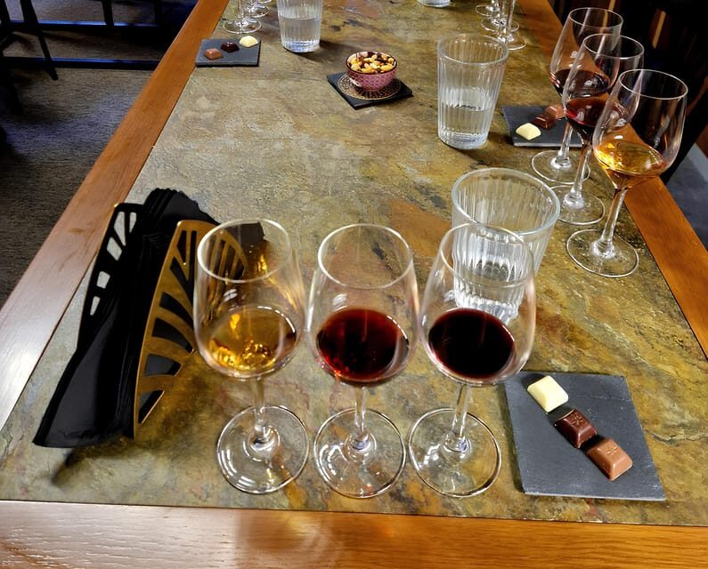 Porto tour with Port Wine tasting in a hidden wine cellar! - Sé do Porto to the wine side: why Vila Nova de Gaia matters