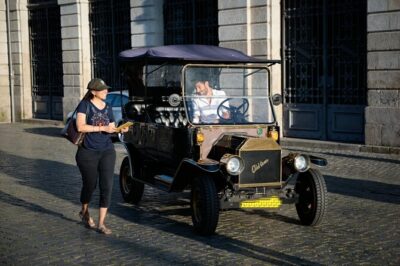 Porto:Private Tour of the Historic City in a Classic Ford T - How pickup works in the historic center (and why it matters)
