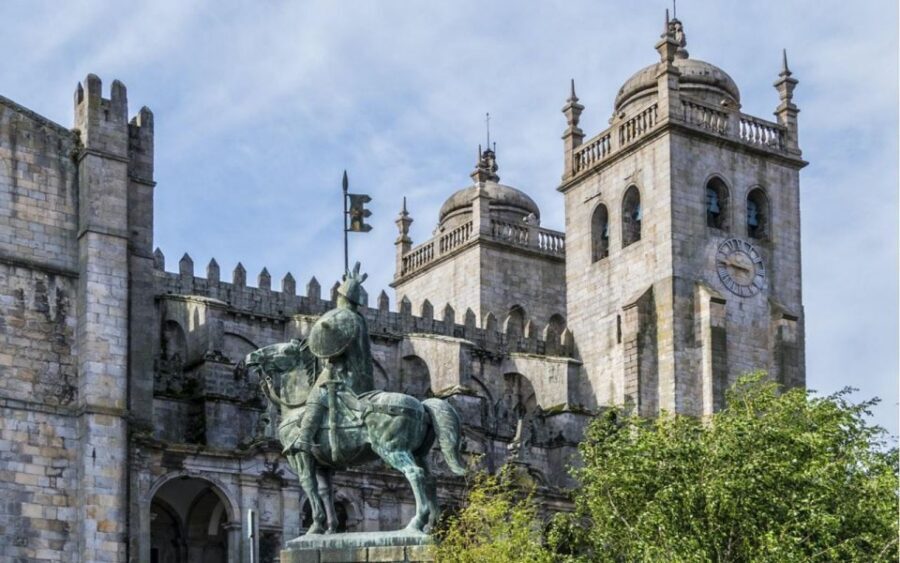 Porto’s Old Town: Amazing Secrets and Fresh Scoops - The walking route: streets, views, and “notice this” moments