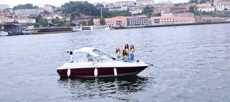 Private Boat Tour 6 Bridges 1h30, group price up to 6px - Welcome drink, Bluetooth music, and why it changes the vibe