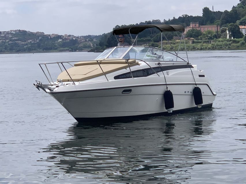 Private Cruise in Rio Douro - 2 hours - Up to 8 Passengers - Inside the Bayliner Ciera 24: comfort, music, and practical extras