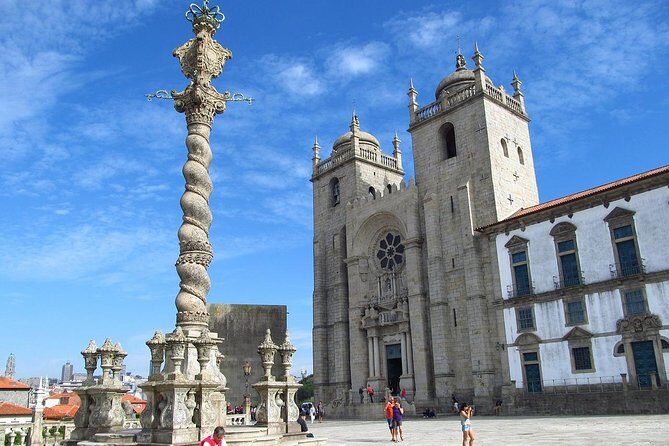 Private Porto City Half Day Tour with River Cruise & Wine Tasting - Torre dos Clerigos and Sao Bento: two very different Porto faces