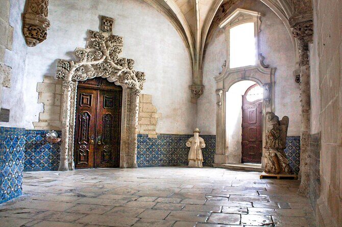 Private Tour to Nazaré and Alcobaça, giant waves and a monastery - Alcobaça Monastery: Pedro and Inês, tombs facing each other