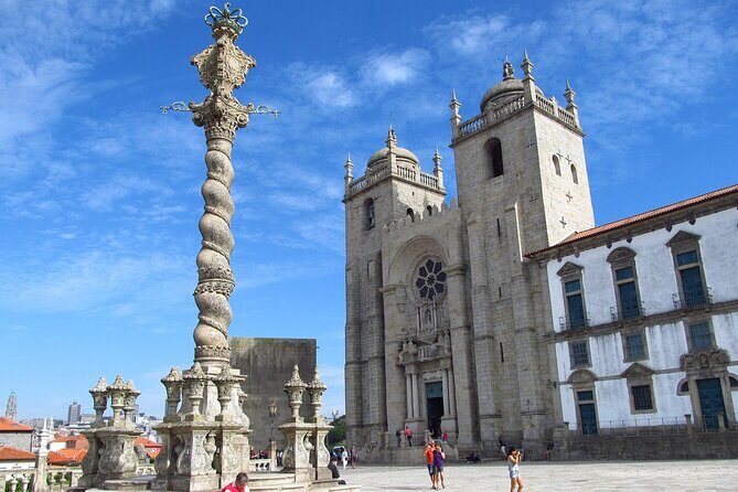 Private tour with Dutch guide in Porto - Meet at São Bento, then head up to Sé (your Porto orientation moment)