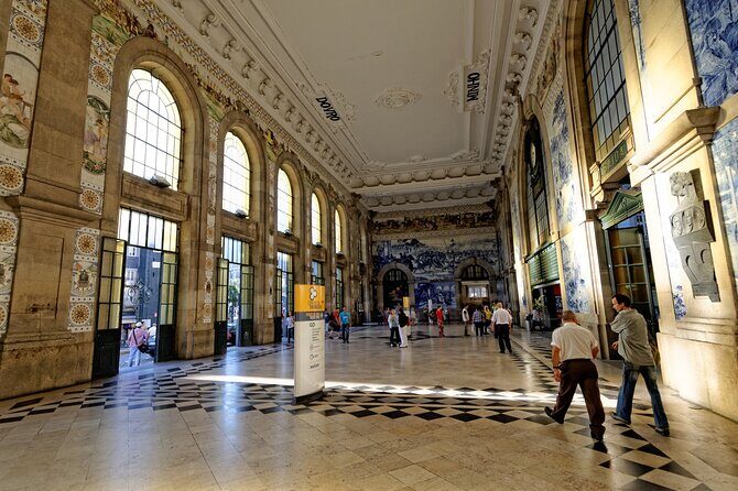 Private tour with Dutch guide in Porto - Sé neighborhood streets to São Bento station tiles: the fastest “wow” in town