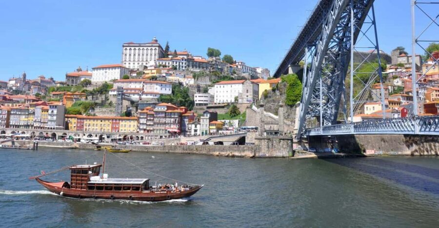 Private Walking Tour, highlights and secrets of Porto - Igreja do Carmo and the kind of detail you actually remember