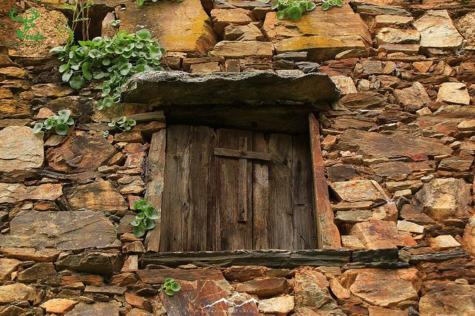 Schist Villages at Lousa Mountain - Casal Novo: A Quick Glimpse From the Unpaved Road