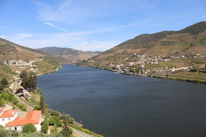 Tour the Douro wine region, and discover the fantastic landscape - Miradouro de Sao Leonardo de Galafura: a short stop with a big payoff