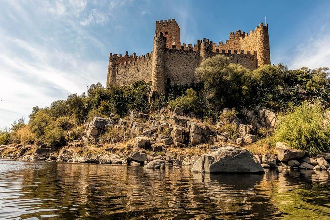 Tour / transfer Lisbon /Porto /Porto/Lisbon with several stops - Nazaré for two hours: seaside energy and an easy lunch plan