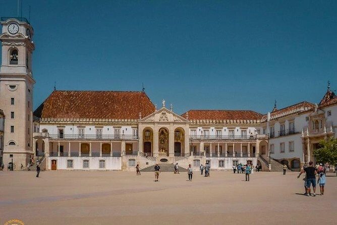 Tour / transfer Lisbon /Porto /Porto/Lisbon with several stops - Óbidos for two hours: walkable lanes and postcard walls