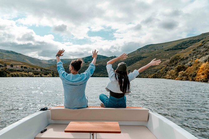 Valley of the Douro: Private Tour Electric Boat 1h With Wine Tasting - The 1-hour Douro River ride: vineyards, quintas, and Vila do Pinhão from the water