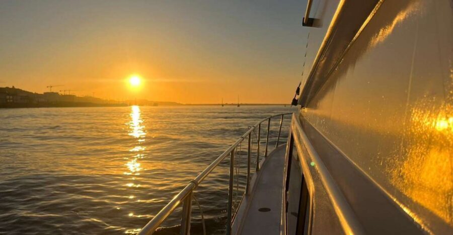 Yacht Douro Tour - Port wine first: how the welcome drink sets the tone